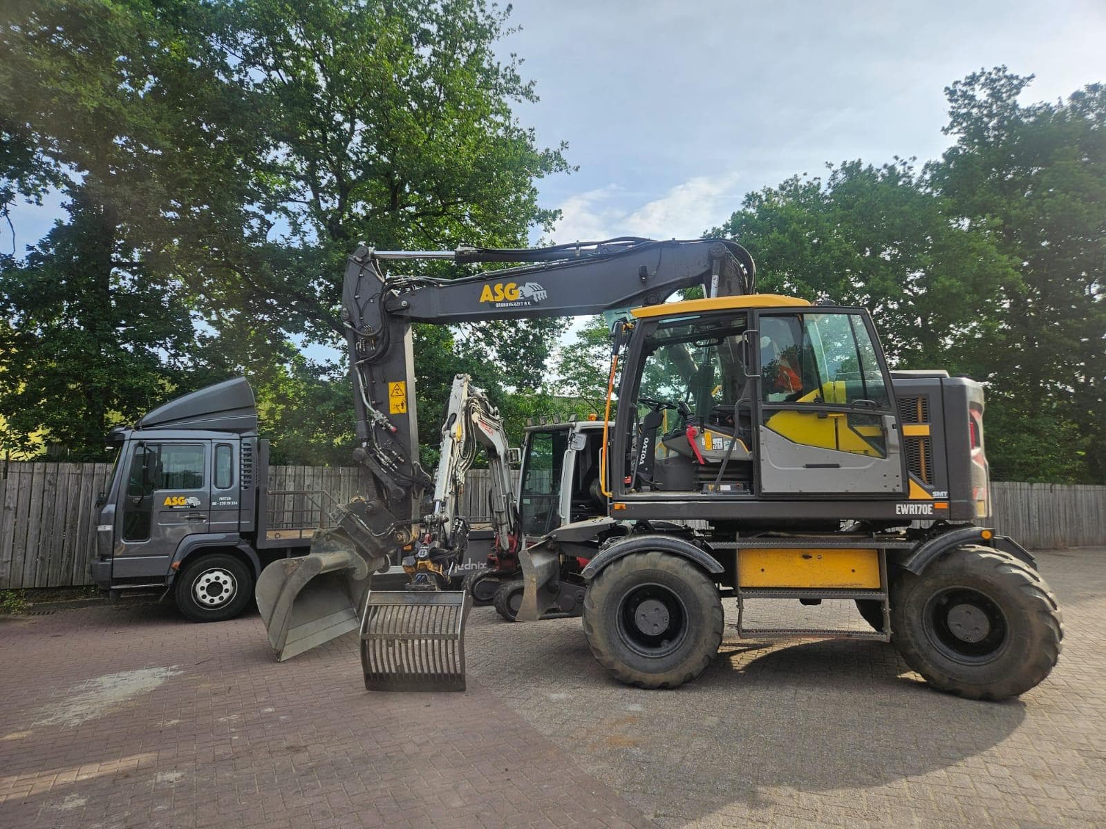 Materieel van ASG bij buitenwerk