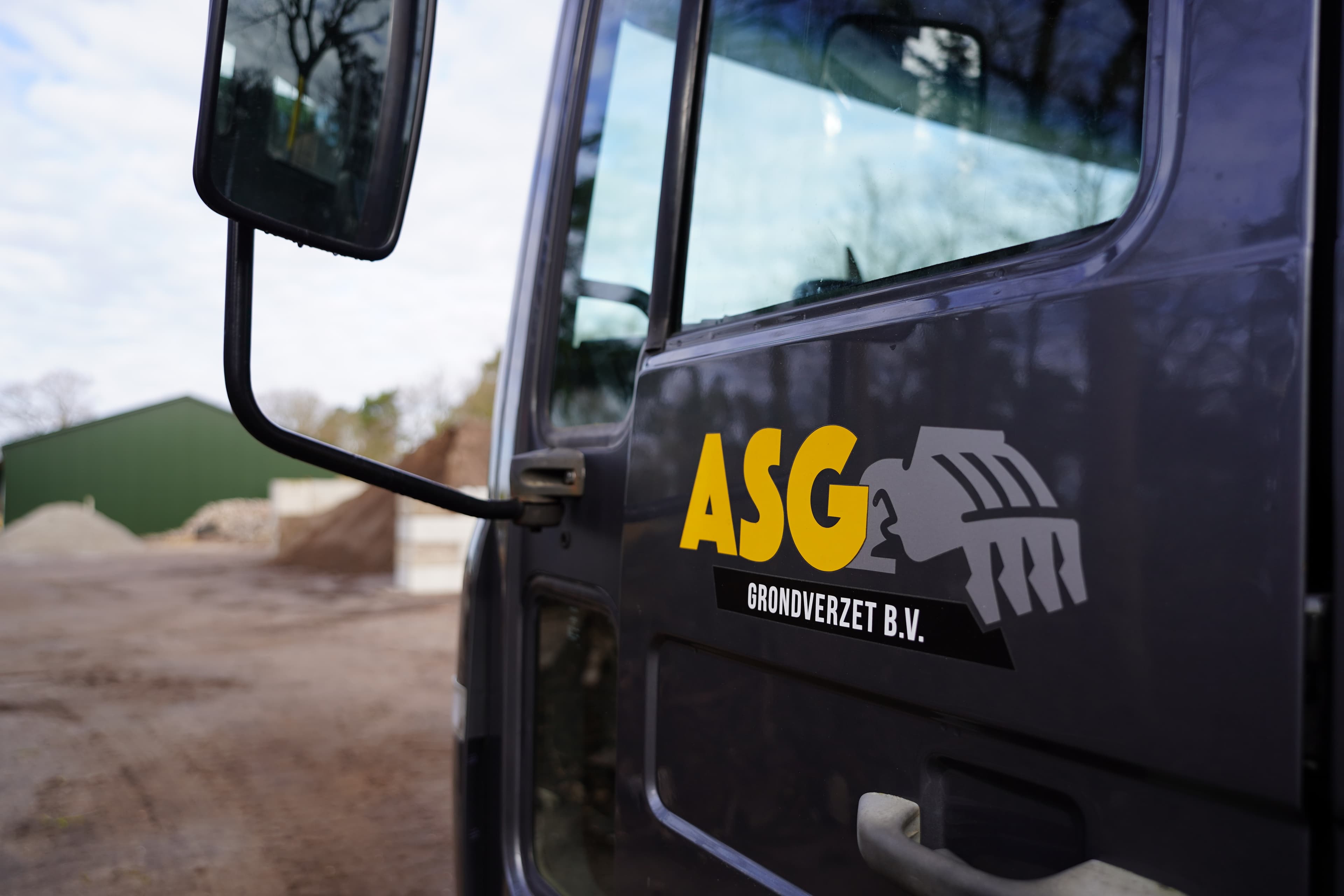 Volvo kraan tijdens groenwerk