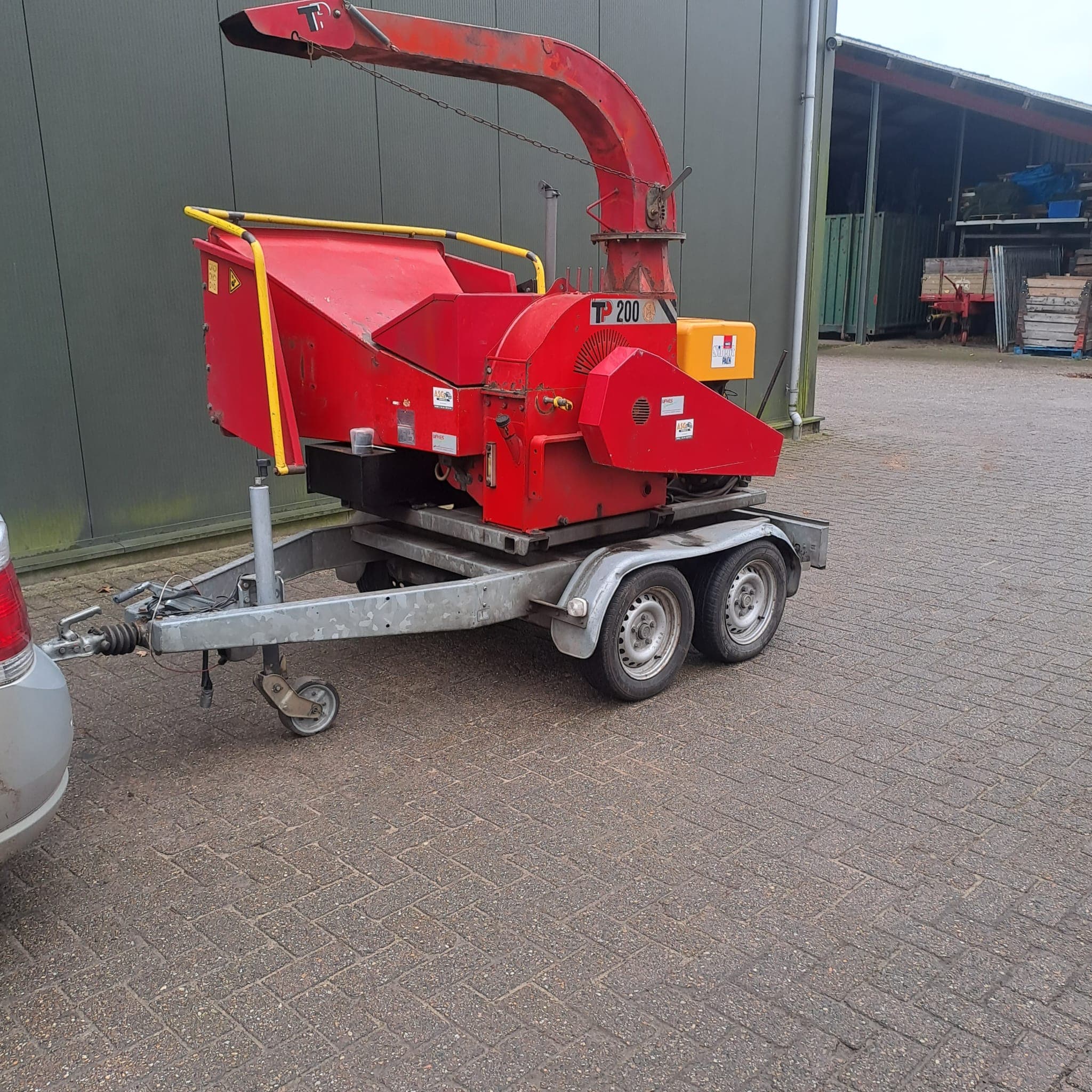 Takkenversnipperaar op aanhanger klaar voor inzet