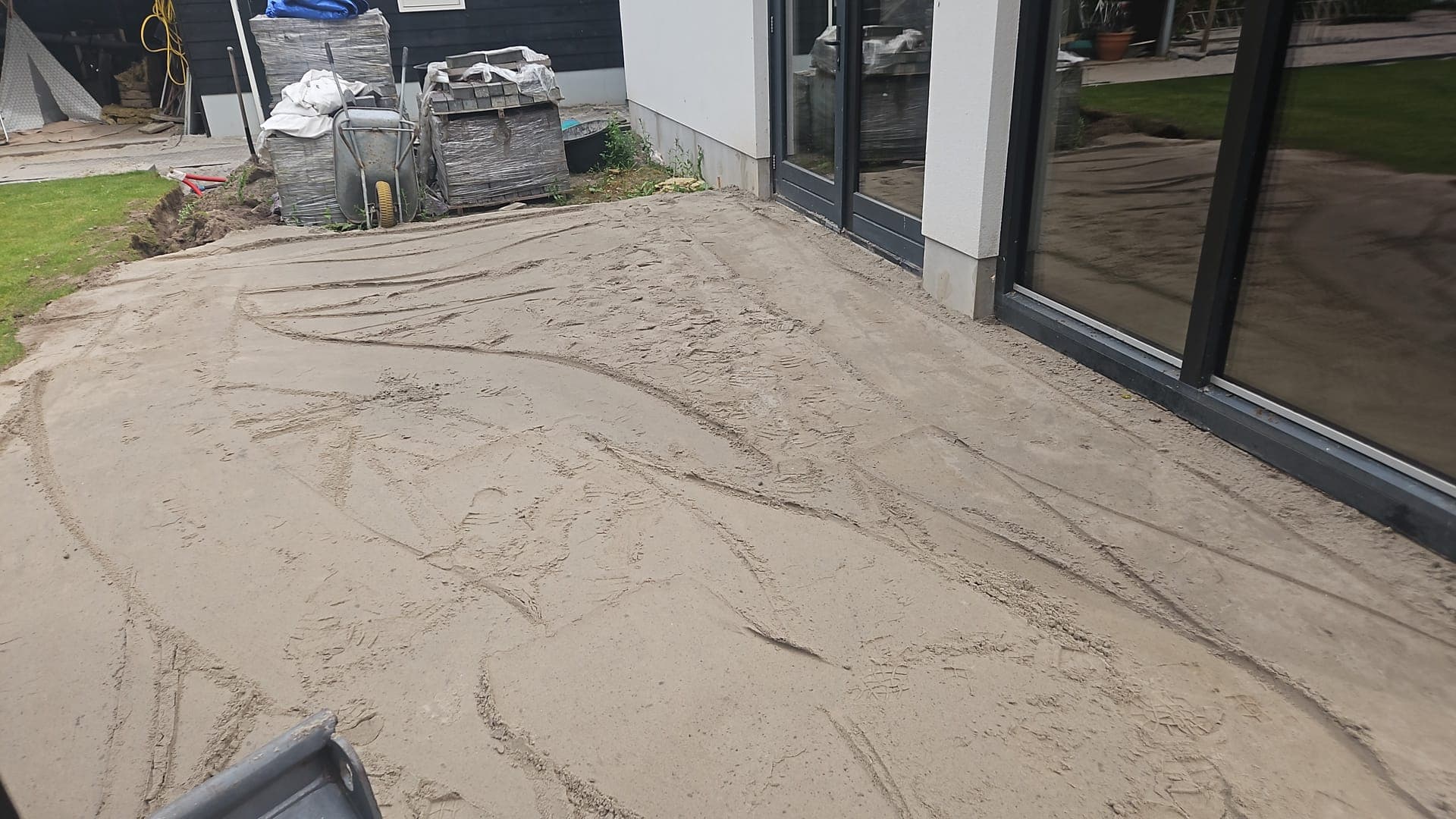 Voorbereid zandbed voor terras of bestrating