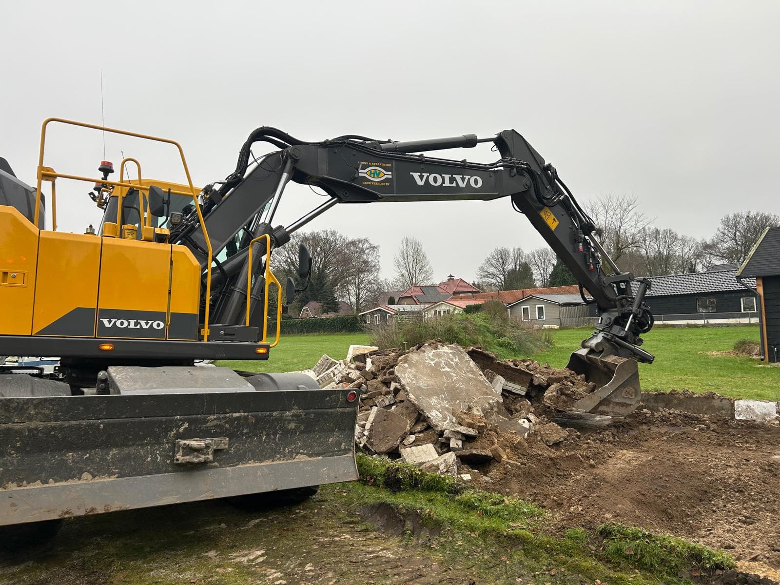 Tractor met machine op smal bospad