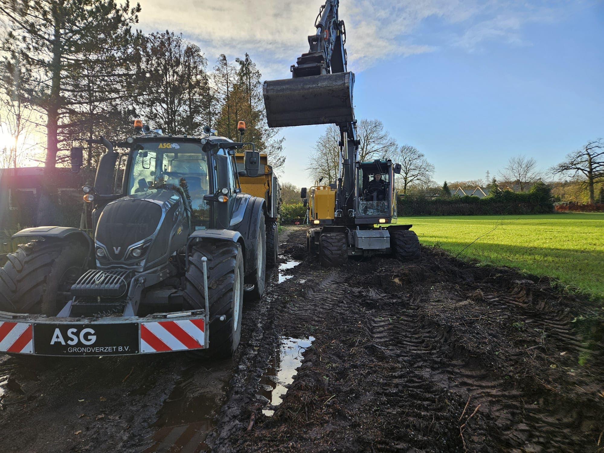 Aart Schuchard Grondverzet medewerker met machine