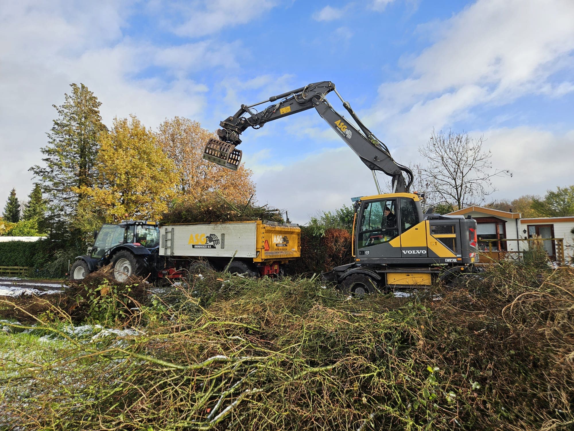 Volvo kraan tijdens groenwerk