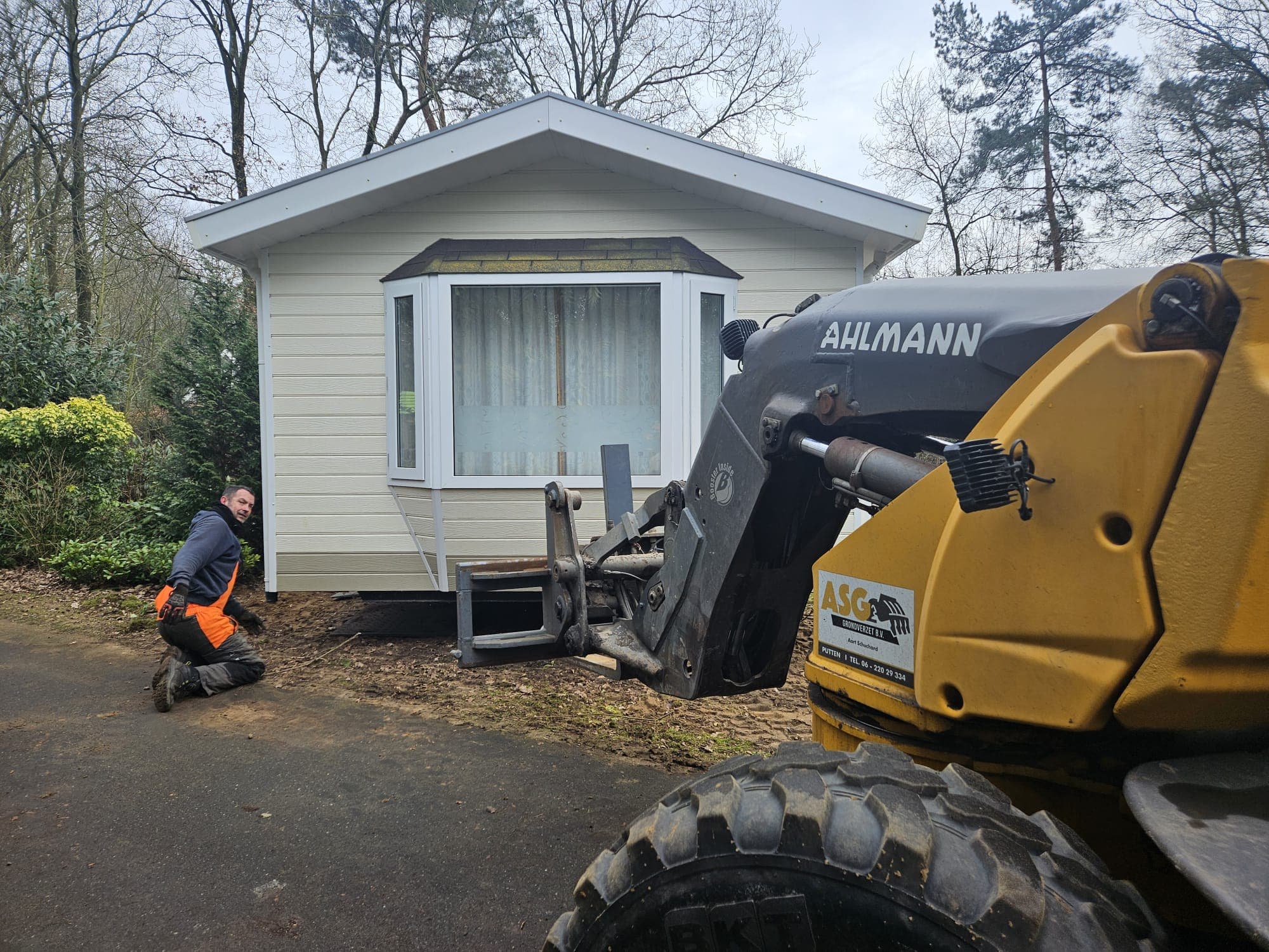 Shovel bij chaletplaatsing op recreatieterrein