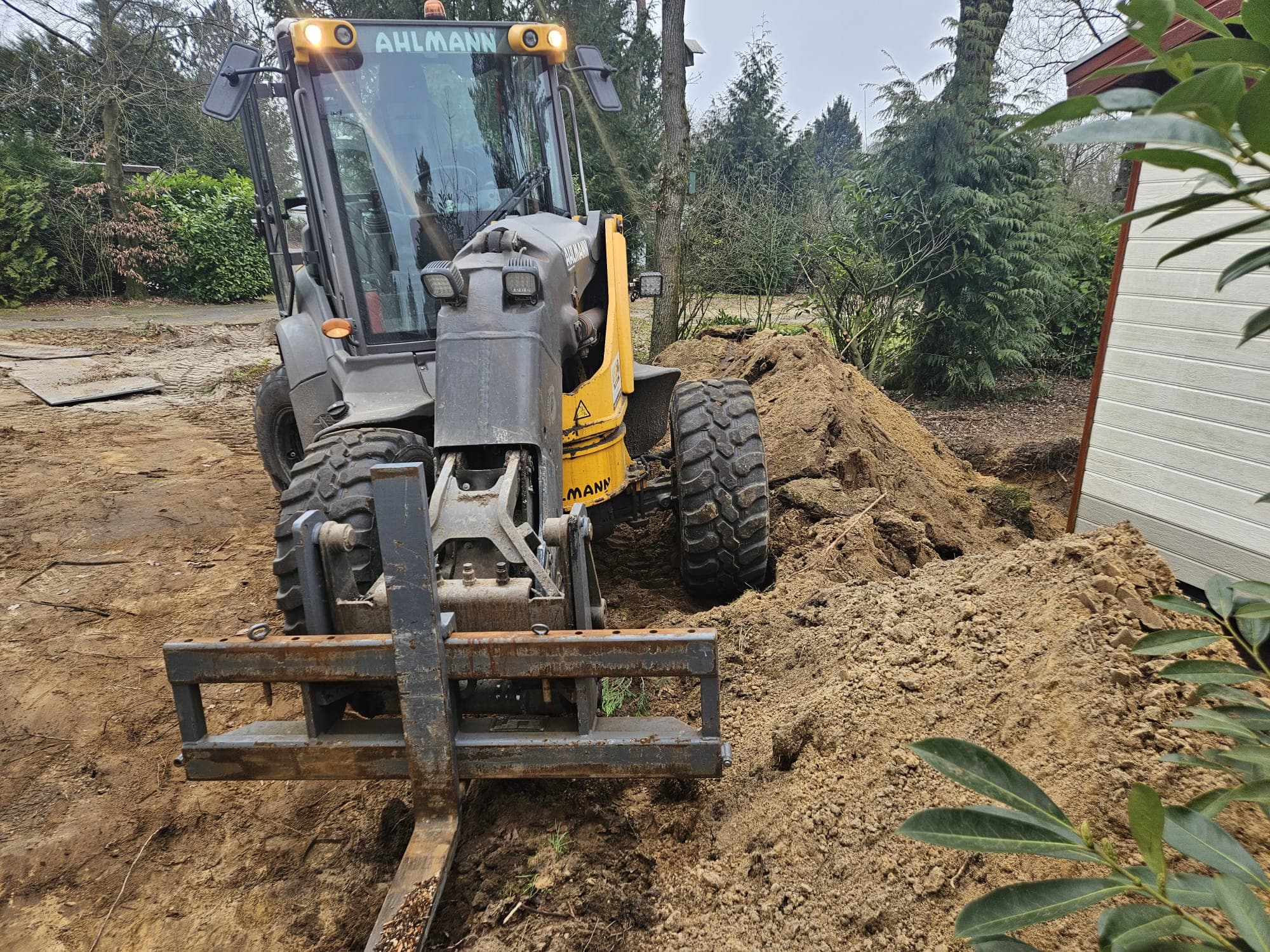 Shovel bezig met zand en grondwerk op locatie
